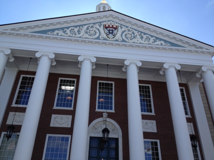 Fachada da Harvard Business School, com o brasão Veritas