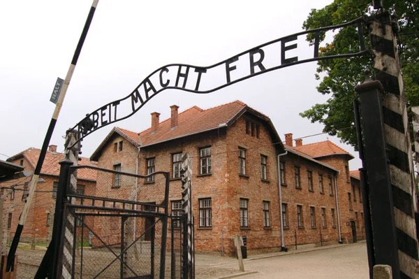 Portão de entrada de Auschwitz I