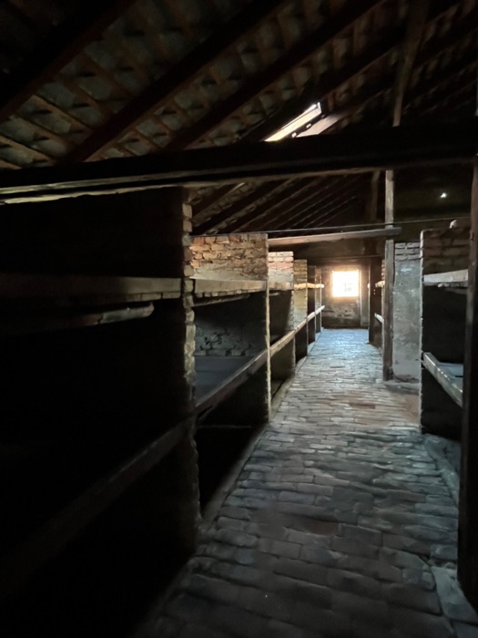 Interior de um alojamento em Auschwitz-Birkenau