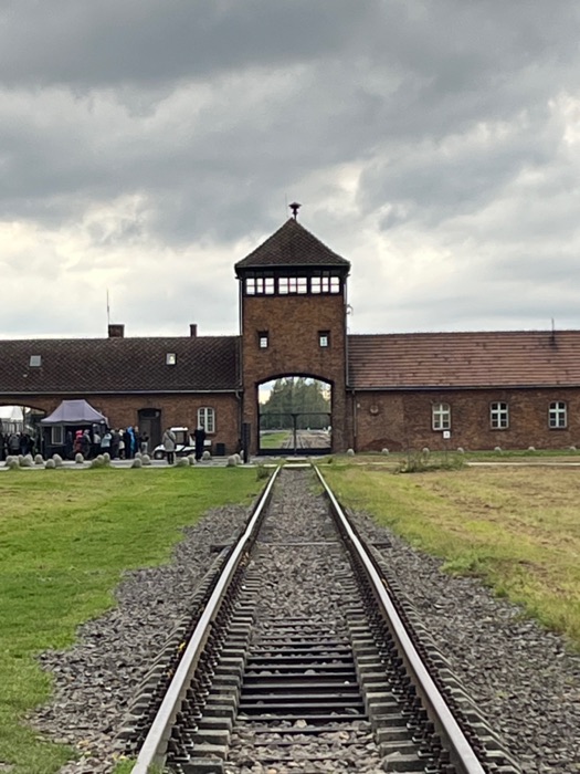 Portão de entrada de Auschwitz I, fotografado por Jorge Toledo